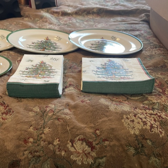 8 Spode Christmas tree dinner & 8 salad plates, 40 dinner & 20 guest towels - Picture 7 of 9